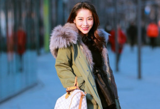 三里屯的美女们总是有曼妙的曲线，良好的身材