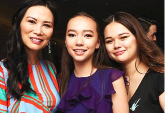 女儿庆祝邓文迪50岁生日, 两个女儿颜值差太大!