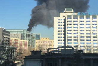 北京：中关村融科大厦突发火灾 现场浓烟滚滚