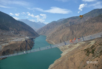 川藏公路第一桥工人离地300多米架桥跨越天险