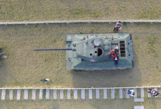 航拍山东黄河口烈士陵园 游客爬“坦克”拍照