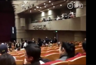 中国女子看戏不愿对号入座 剧场报警