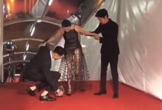 刘嘉玲参加活动不慎鞋子掉了，裙子因网友注意