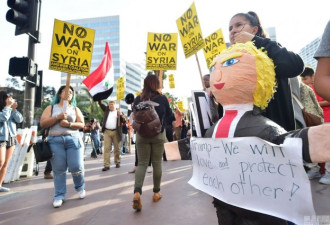 美国多地民众举行示威 抗议美军空袭叙利亚