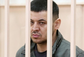 俄地铁站爆炸案开庭 策划者铁栏后受审