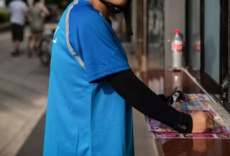 外卖骑手4重身份:做母亲做女儿 却没时间做女人