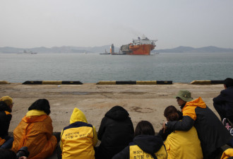 韩“世越号”沉船抵岸 遇难者家属痛哭