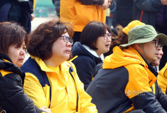 韩“世越号”沉船抵岸 遇难者家属痛哭