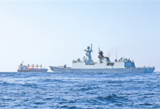 中国海军玉林舰护送获救外籍货轮抵达安全海域