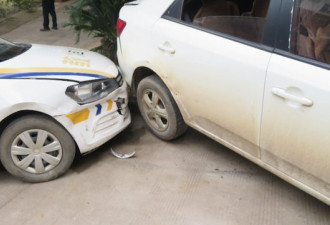 永州一车手刹没拉紧 车子溜坡撞人撞车