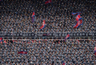 韩朝女足对垒 朝鲜4万观众统一服装助威