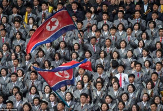 韩朝女足对垒 朝鲜4万观众统一服装助威