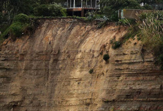 暴风雨袭击新西兰居民花园掉海里澳大利亚筑墙