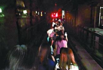 香港地铁断电瘫痪 千名乘客被困