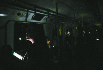 香港地铁断电瘫痪 千名乘客被困