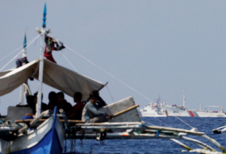 菲律宾人在黄岩岛捕鱼 中国海警在旁边维持秩序