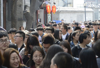 清明假期迎高峰 看中国各景区的人挤人！