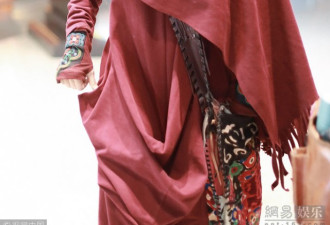 杨丽萍一袭红装似“现代僧侣”演绎佛系时尚！