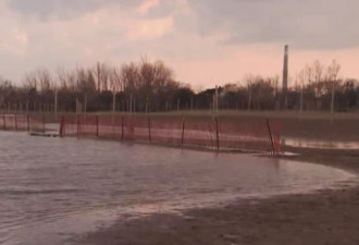 安大略湖边的沙滩公园遭受50年来最严重水灾