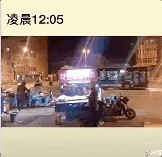 深夜女孩随手拍下的街头一幕，看完感动哭了...