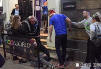 圣诞来临，英国年轻男女彻夜买醉后倒在大街上