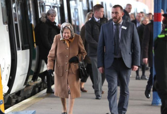英女王&quot;村姑&quot;造型乘火车度圣诞，乘客没发现！