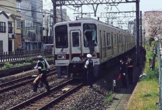 日本男子跳轨自杀没死成 却把火车司机砸伤了