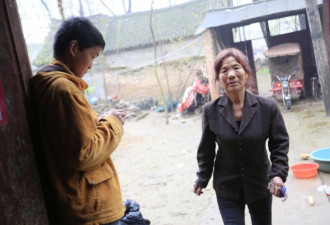她12年前路边捡回一个儿子 如今深感愧疚还流泪