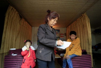 她12年前路边捡回一个儿子 如今深感愧疚还流泪