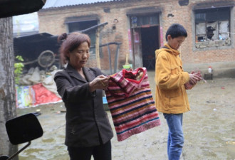 她12年前路边捡回一个儿子 如今深感愧疚还流泪
