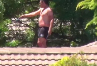 视频曝光！悉尼半裸男爬上屋顶 双手挥舞菜刀