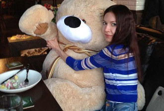 女模特患厌食症去世 母亲塞进行李箱丢入大海