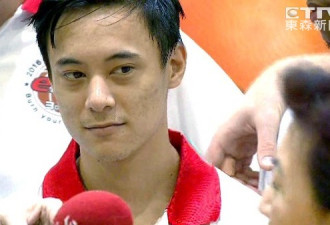 曝蒋家第四代蒋友青大婚 紧牵新娘甜蜜接吻