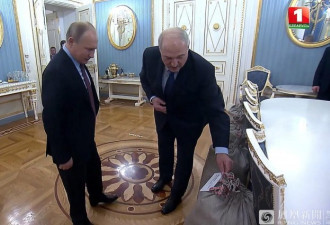 白俄罗斯总统卢卡申科赠了普京4袋土豆