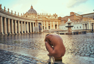 模特因在梵蒂冈拍摄裸体耶稣受难风格照片被捕
