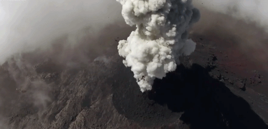 无人机拍摄危地马拉火山喷发:每小时喷发数次
