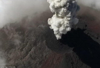 无人机拍摄危地马拉火山喷发:每小时喷发数次