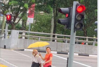 中国姑娘在新加坡的小举动 把外国网友&quot;暖化了&quot;