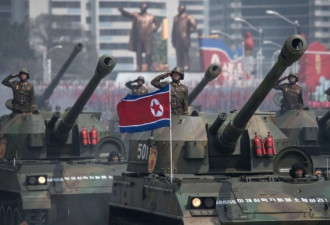 朝鲜阅兵式一坦克疑似失火冒烟 临时变阵