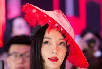 2017秋冬上海时装周:李小璐斜戴红帽复古摩登