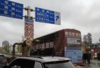 武汉双层公交撞限高杆车顶遭“切” 已致人身亡