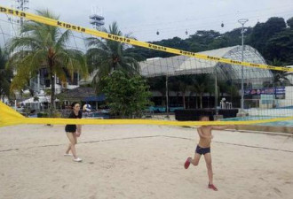 张柏芝与儿子玩沙滩排球 三人清凉上阵长腿抢镜