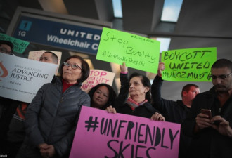 芝加哥民众机场外示威 抗议美联航暴力逐客