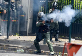 委内瑞拉爆发大游行 政府出动装甲车镇压