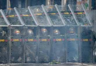 委内瑞拉爆发大游行 政府出动装甲车镇压