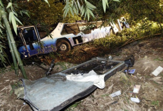 菲律宾南部发生汽车坠谷事故 24人死