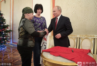 10岁绝症俄罗斯小男孩圆梦 终于与普京握上手了