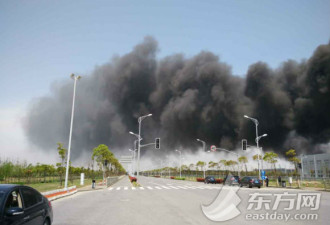 飞机制造公司浦东基地失火浓烟上有飞机飞过