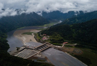 中国修的大坝出现剧烈震动，惊现7648裂缝