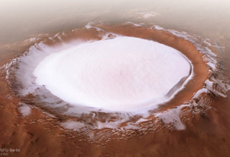最新火星照片显示北极大冰坑 厚1.8公里